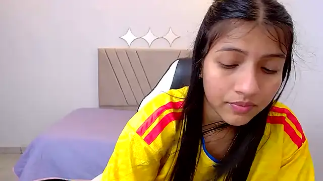 zara_cute live cam on StripChat