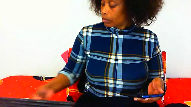 NAUGHTIECURVY live cam on StripChat