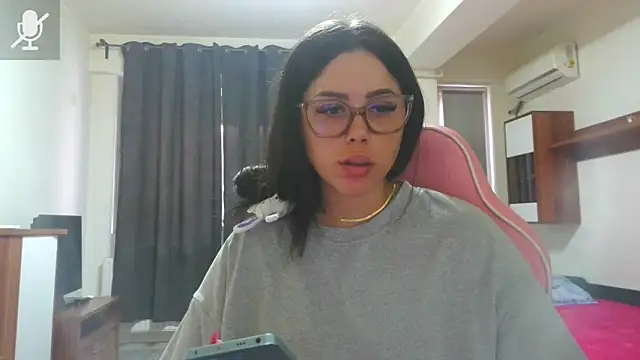 LovelyJulliette webcam