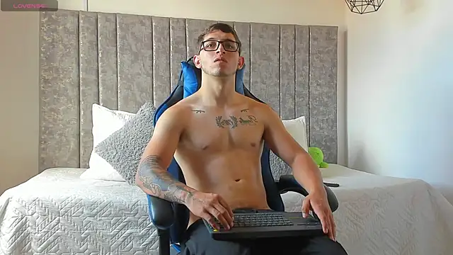 Calvin_Hunter webcam