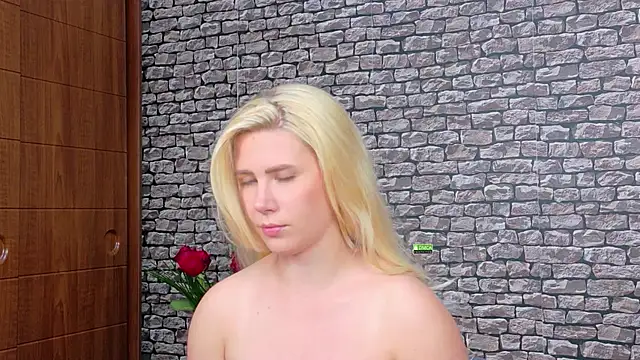 CuteBlondeMe webcam
