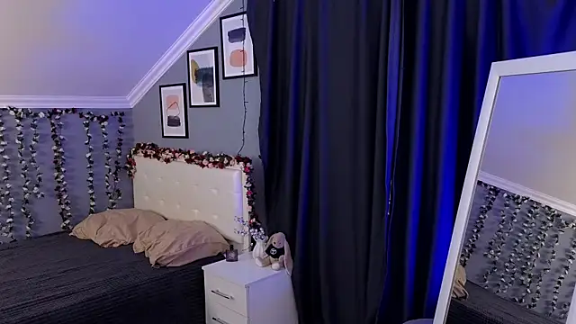 Naomi_Demio webcam