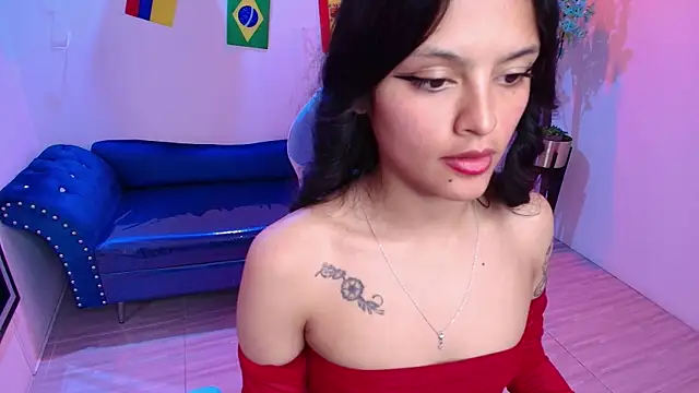 Maddie_T18 live cam on StripChat