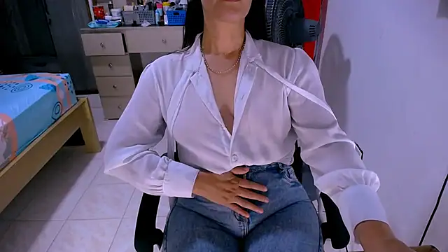 BitterMomXxx webcam