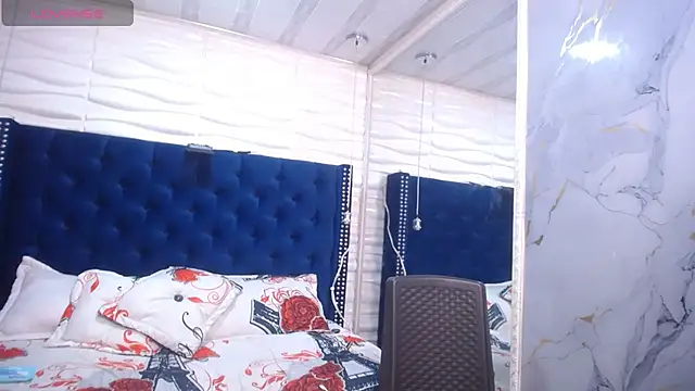SalmaTits webcam
