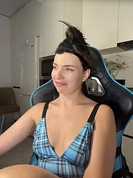 CurlyLara webcam