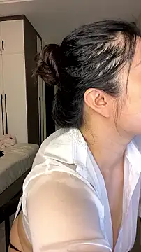 mo-mo-69 live cam on StripChat