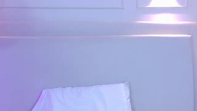 NaomiKlarc webcam