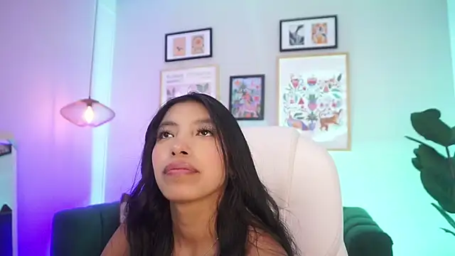 Tiffany_Low live cam on StripChat