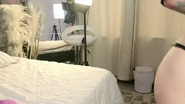 MadisonCollinss_ webcam