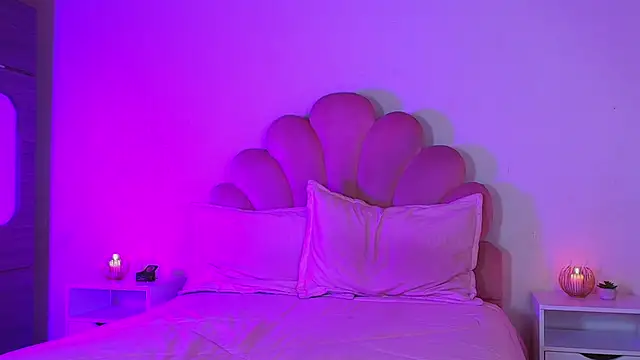 MiaColucci18 live cam on StripChat
