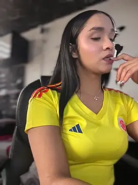 isabella-teen (F teen) - clamps on my nipples🍒