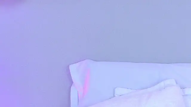NaomiKlarc webcam