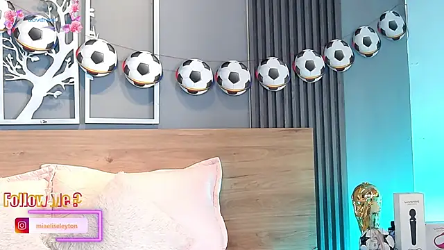 Elise-Leyton live cam on StripChat