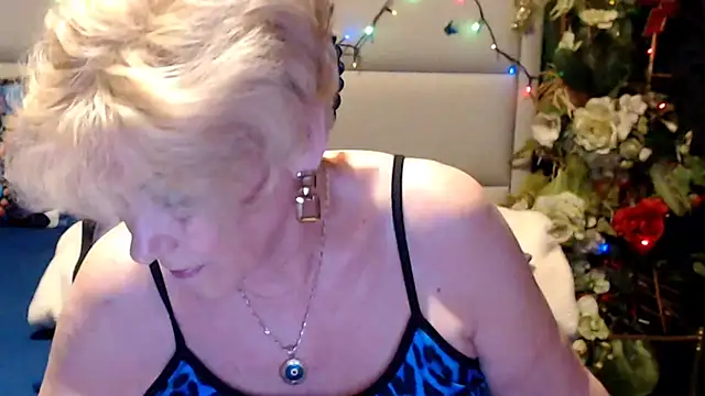 HappyWomanOn webcam
