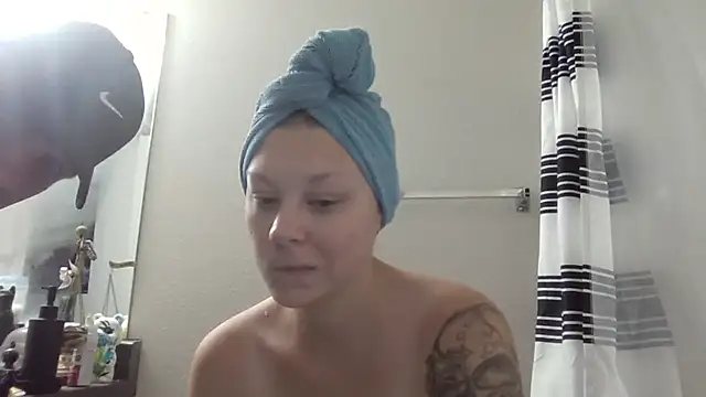 Darlinhybrid live cam on StripChat