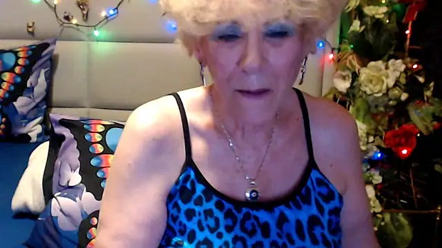 HappyWomanOn webcam