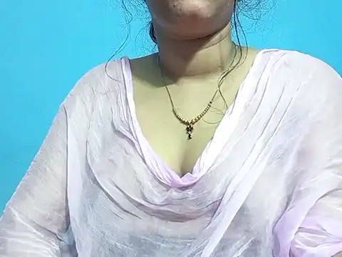 Adhiti_1 live cam on StripChat