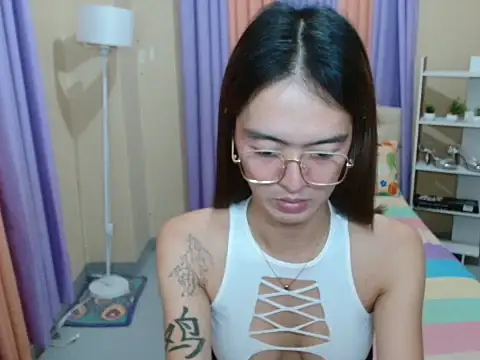XxTsUncutAskaxX webcam