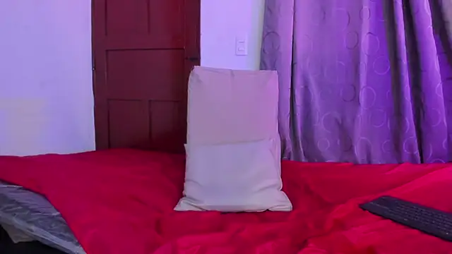 Nikki__uwu live cam on StripChat