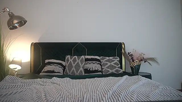 MikaFoxy webcam