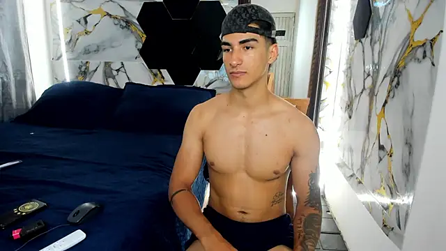 Goldendesirexx live cam on StripChat