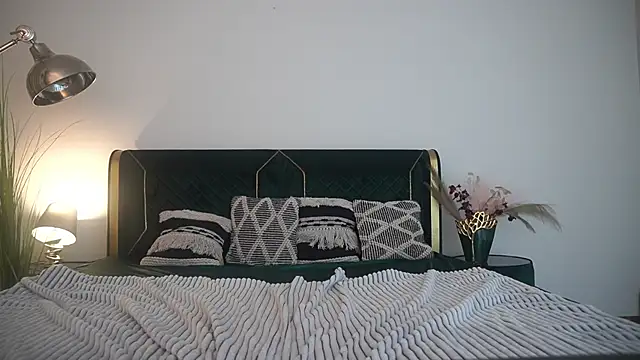 MikaFoxy webcam