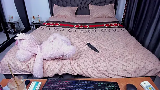 Nicol2Naya live cam on StripChat