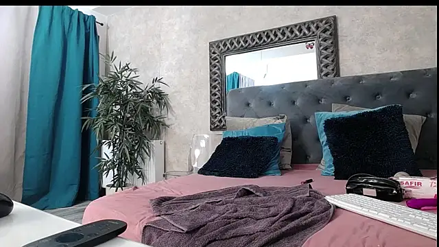 SaraElise webcam