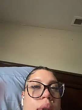 QueenNuttCollector live cam on StripChat