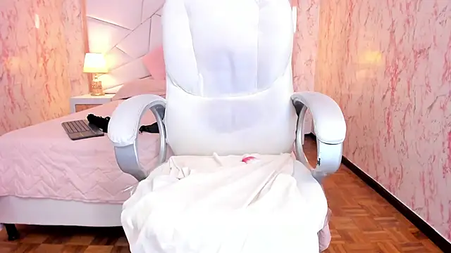 Emily_Whinfre webcam