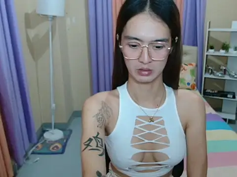XxTsUncutAskaxX live cam on StripChat