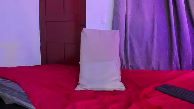 Nikki__uwu live cam on StripChat