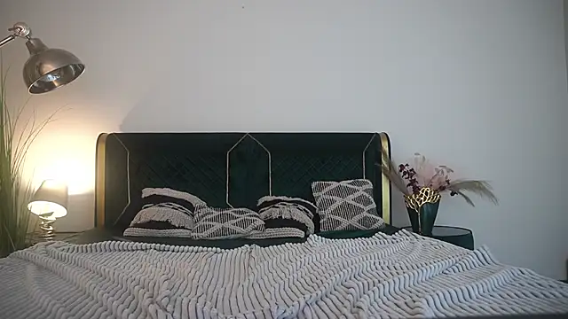 MikaFoxy webcam