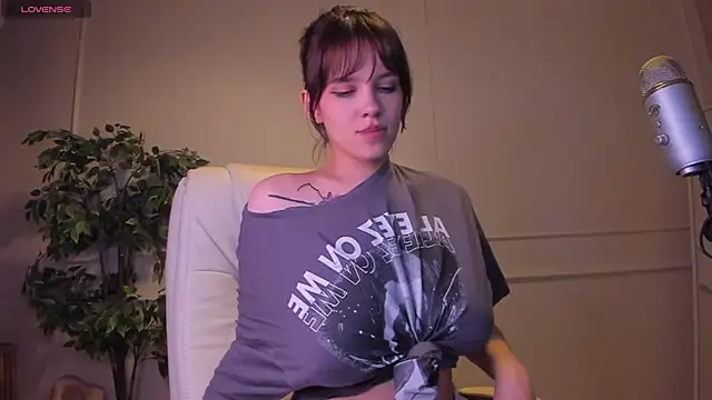 AdalynGlows live cam on StripChat