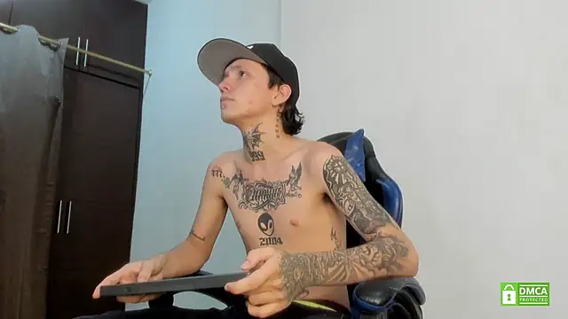 Nick_TattooedGuy live cam on StripChat