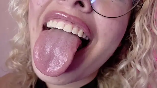 Haelycute live cam on StripChat