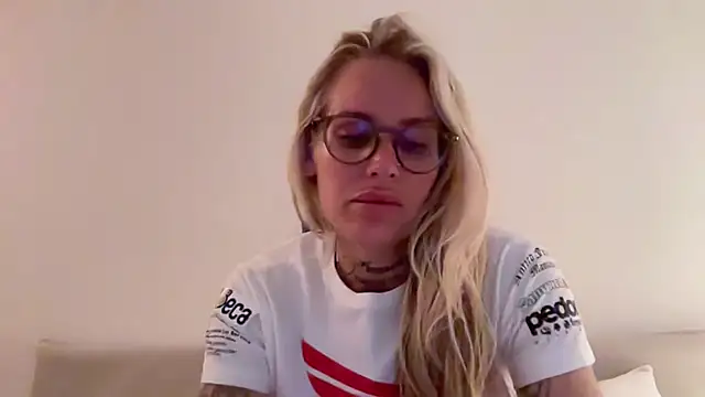 Arousing_Aria_38 live cam on StripChat