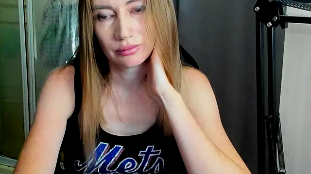 JessFoxxx live cam on StripChat