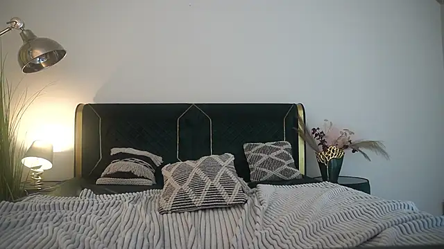 MikaFoxy webcam