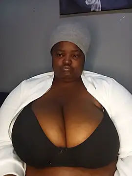 ChubbyLucia live cam on StripChat