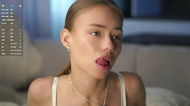 UlrikeStillwell live cam on StripChat