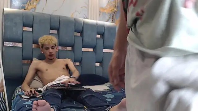 YOUNG_BOYS_HELL webcam