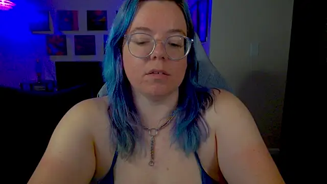 KiraSpitQueen webcam