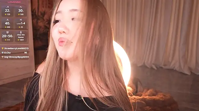 amelyisthatyou (Ask my age) - kitty play with fingers inside