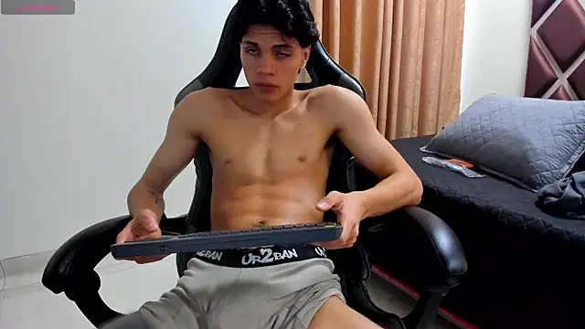 Ithan_Hott live cam on StripChat