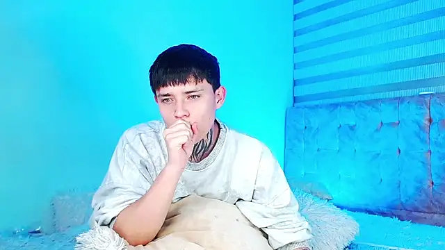 _justinmoon2 live cam on StripChat