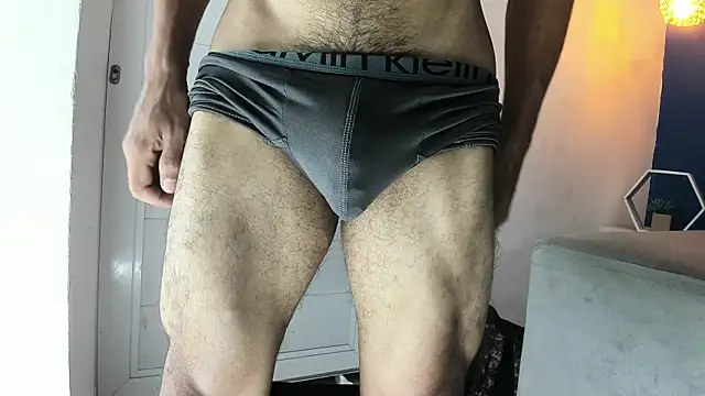latinhotmuscle live cam on StripChat