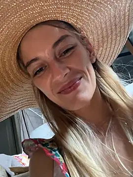 Bellalolahot webcam
