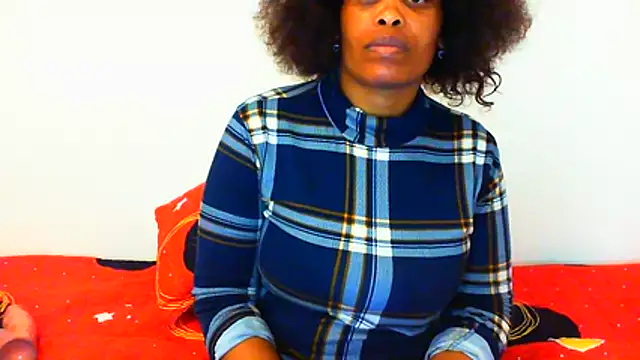 NAUGHTIECURVY webcam